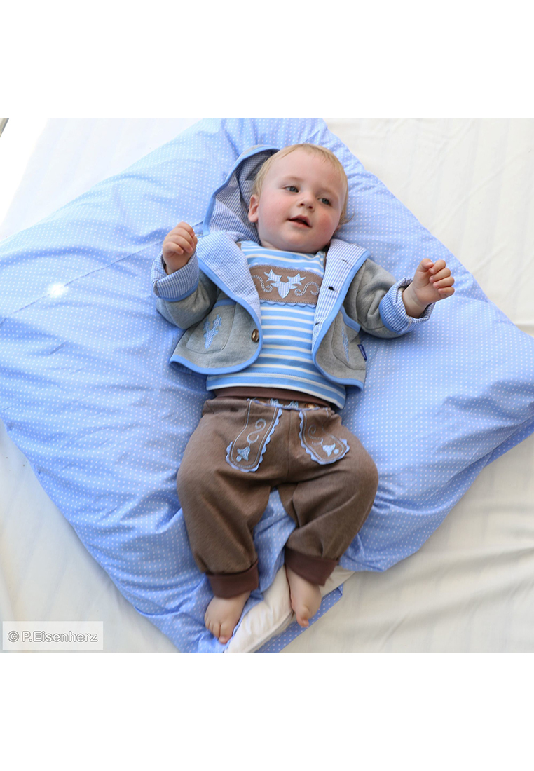 babyhose-im-lederhosenstil-mit-hellblauer-stickerei_5