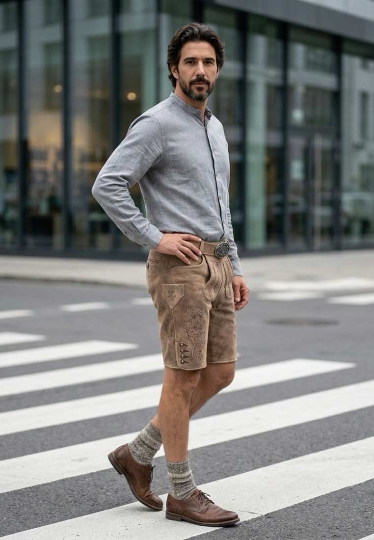 Mann in PURE Trachtenhemd Untersee silber, Ganzkörper-Seitenansicht. Das silberne Hemd mit Stehkragen und langen Ärmeln wird mit brauner Lederhose und braunen Schuhen kombiniert.