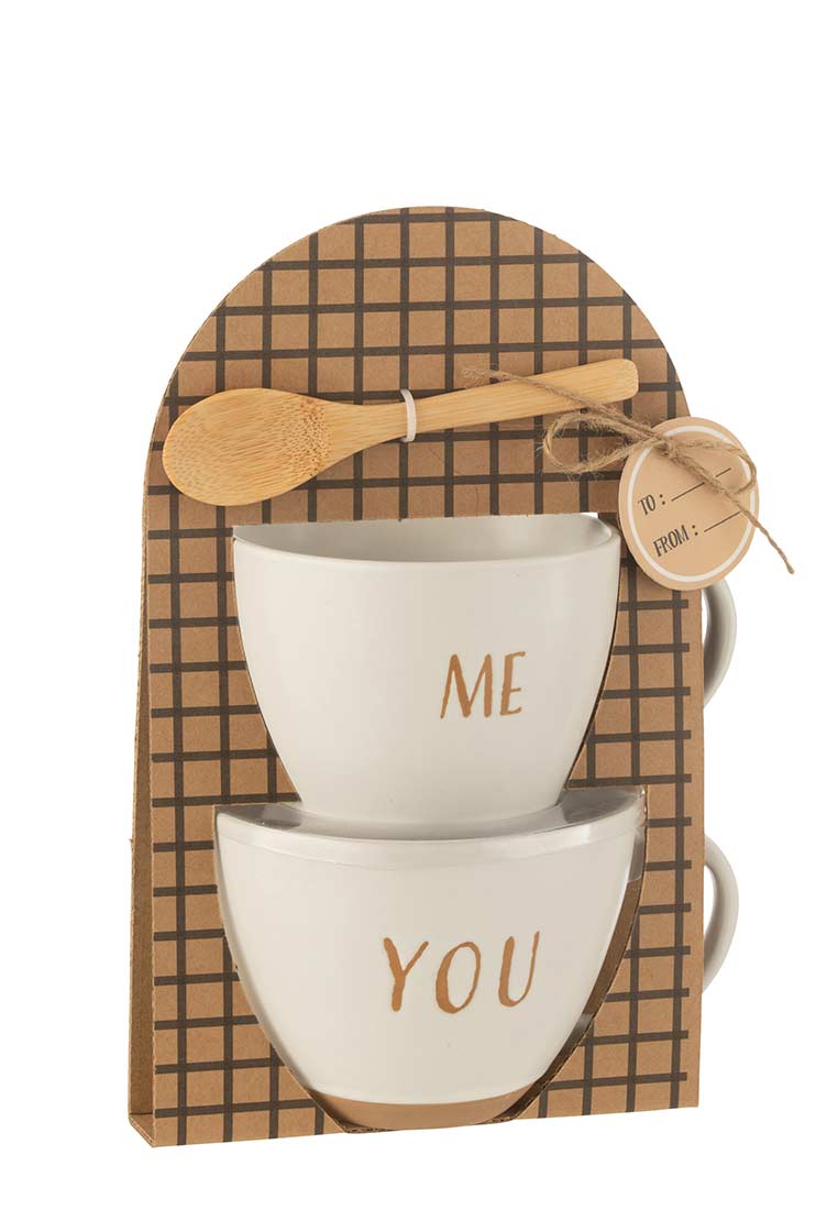 J-LINE Tasse Hugs and Kisses, Weiß, Frontansicht. Zwei weiße Keramiktassen mit Aufdruck 'ME' und 'YOU', inklusive Holzlöffel und Geschenkanhänger.
