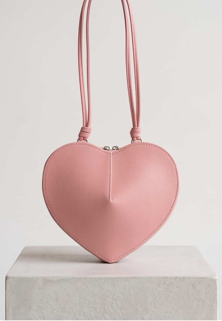 PAN Lederwaren Trachtentasche Herzblatt rosa, Frontansicht einer stilvollen Herztaschen-Handtasche aus rosa Leder mit schlichten Henkeln und silbernem Reißverschluss.