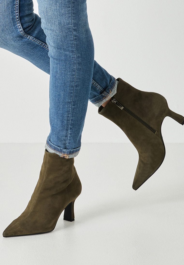 Tamaris Stiefelette Valeria oliv, Frontansicht. Die Damenschuhe sind aus olivem Wildleder gefertigt und verfügen über einen Reißverschluss an der Seite.