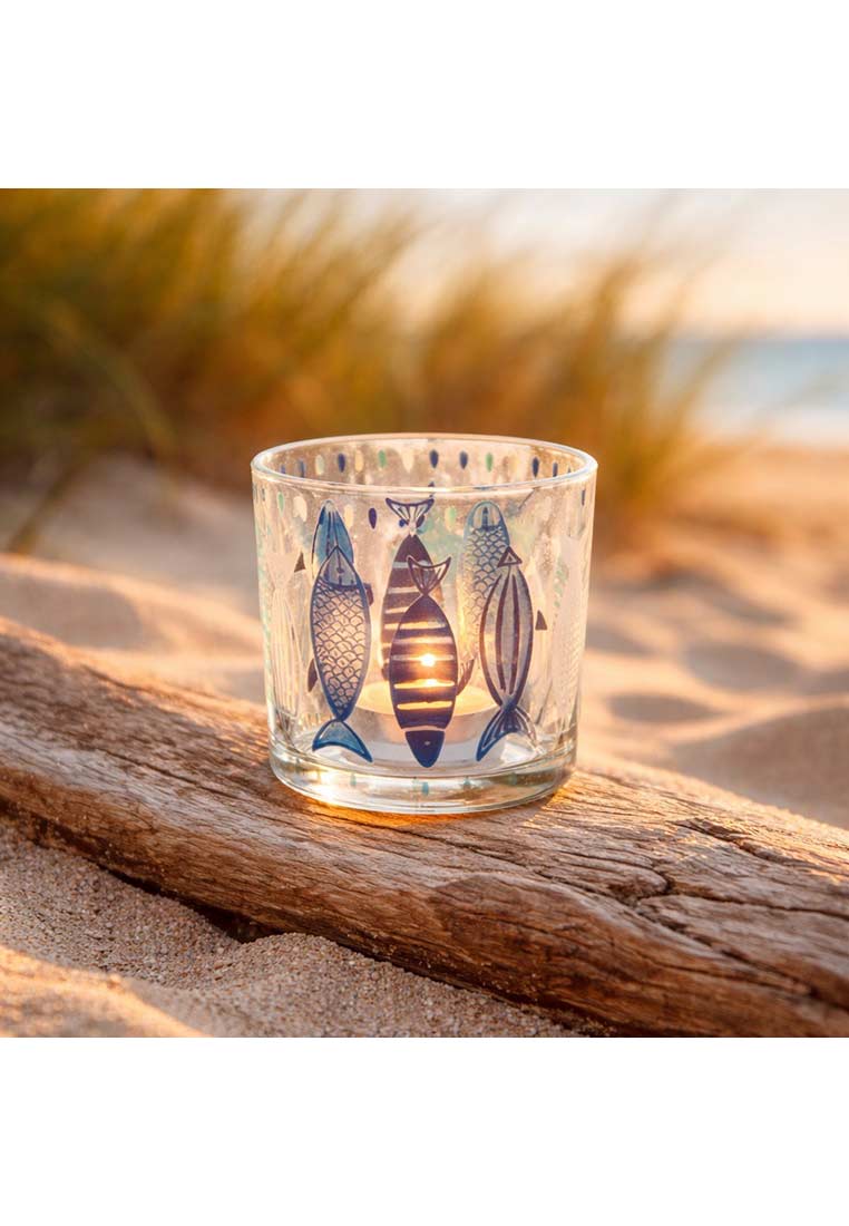 J-LINE Windlicht Fisch aus Glas mit blauen Fischmotiven und Kerzenschein, Frontansicht.