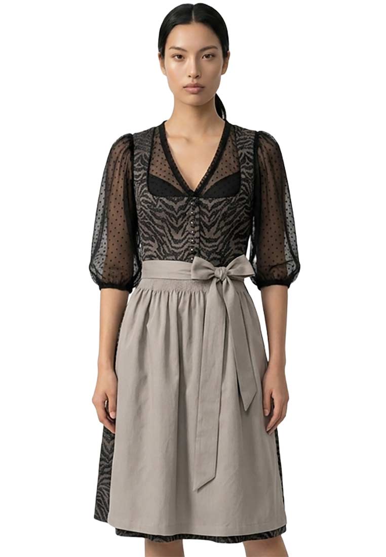 Kaiseralm Dirndl Animal Print 70 cm in Schwarz/Grau vorne getragen, mit langen Ärmeln und einem gebundenen Gürtel. Das Mieder zeigt einen Animal-Print.