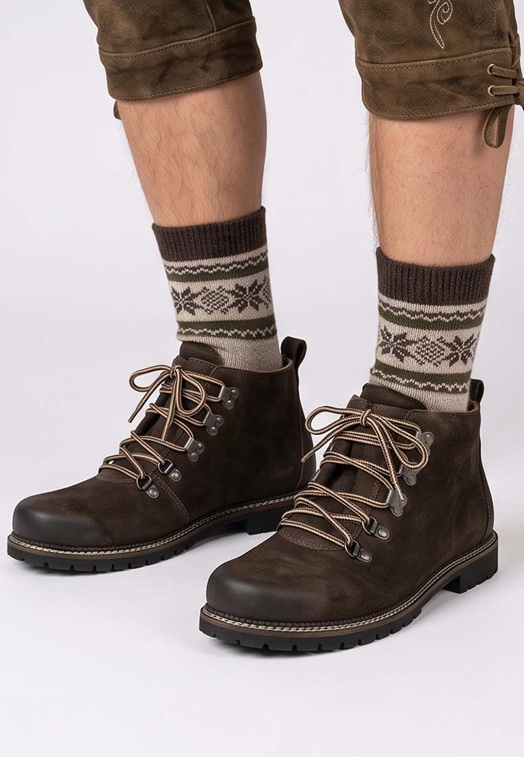 MeiSchua Trachtenboots Jake dunkelbraun, Frontansicht, dunkelbraune Stiefeletten mit Schnürung und sichtbarer Naht am Sohlenrand.