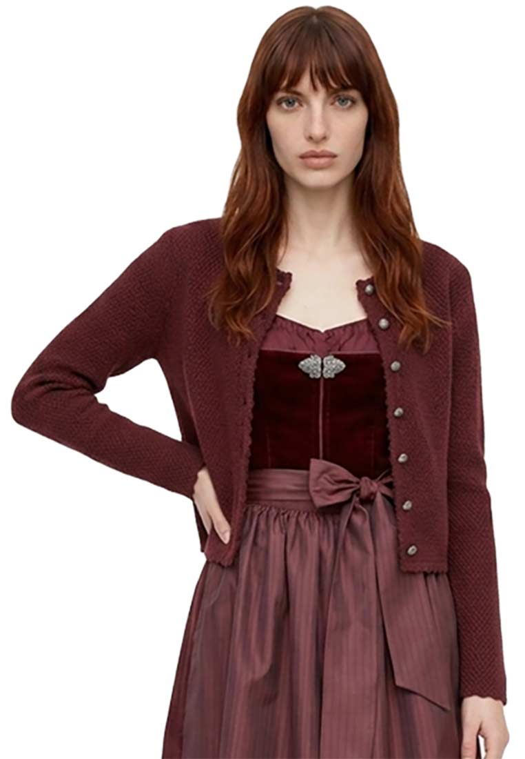 Frontansicht der Marjo Trachtenstrickjacke Vilseck in Bordeaux, mit runden Knöpfen und einem wellenförmigen Saum.