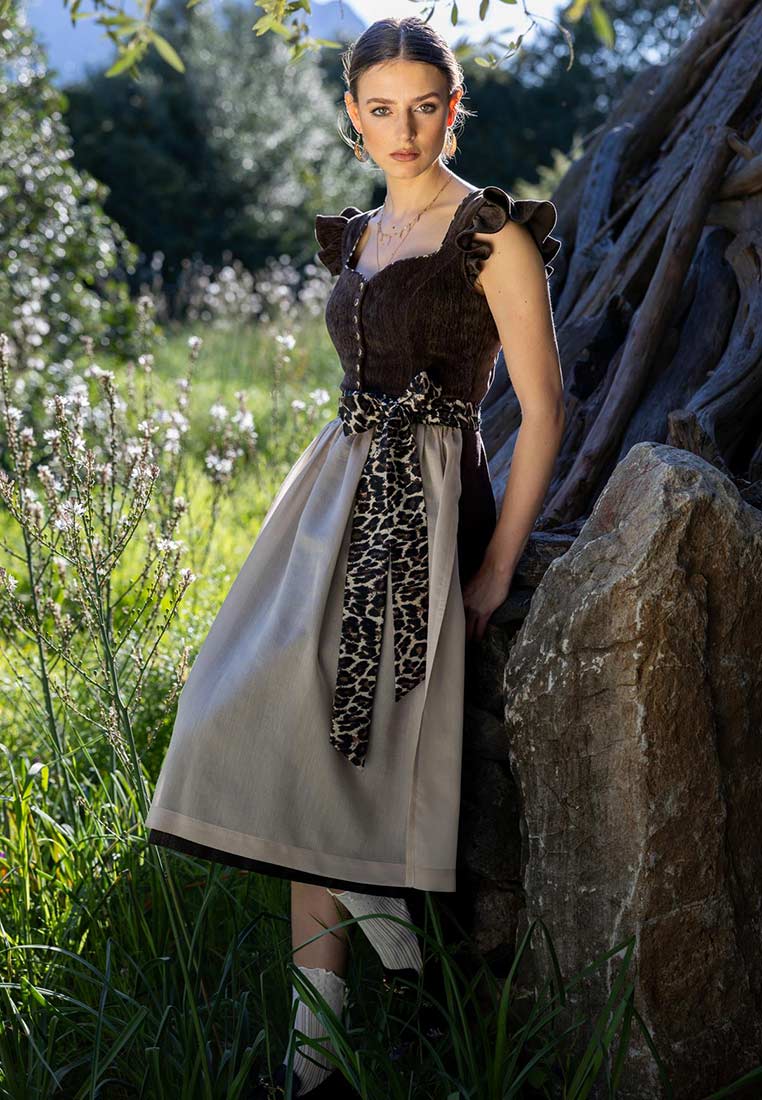 MarJo Trachten Dirndl Leo dunkelbraun 65 cm: Frontansicht des dunkelbraunen Dirndls mit hellem Rock und Leo-Muster Schürzenband, Flügelärmeln und sichtbarer Knopfleiste.