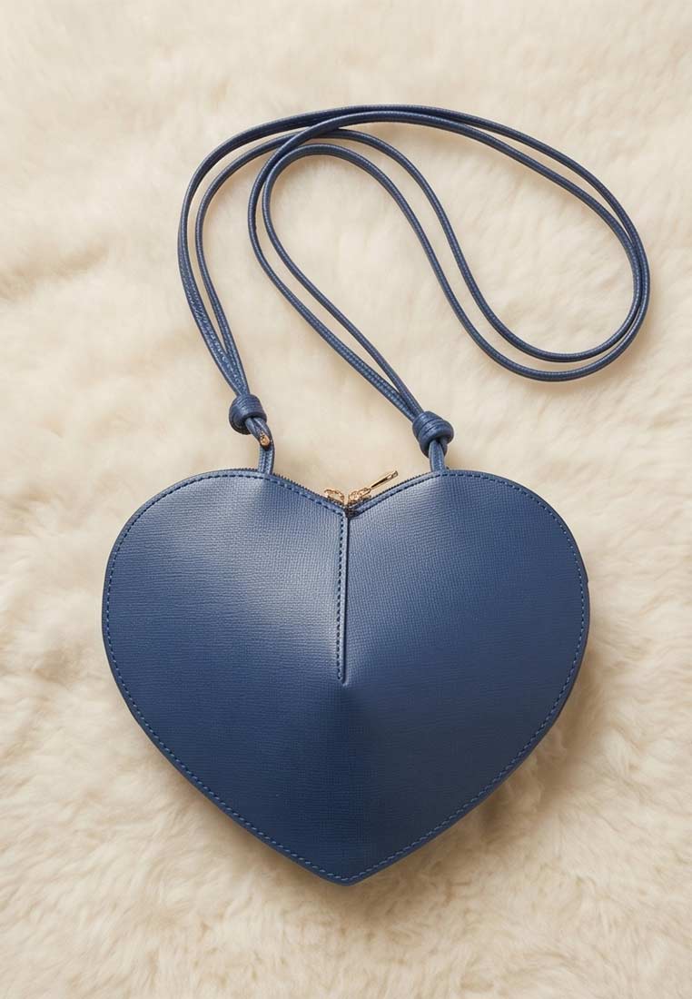 PAN Lederwaren Trachtentasche Herzblatt saphirblau, Frontansicht einer stilvollen saphirblauen Herz-Tasche mit Reißverschluss und schmalen Schulterriemen.