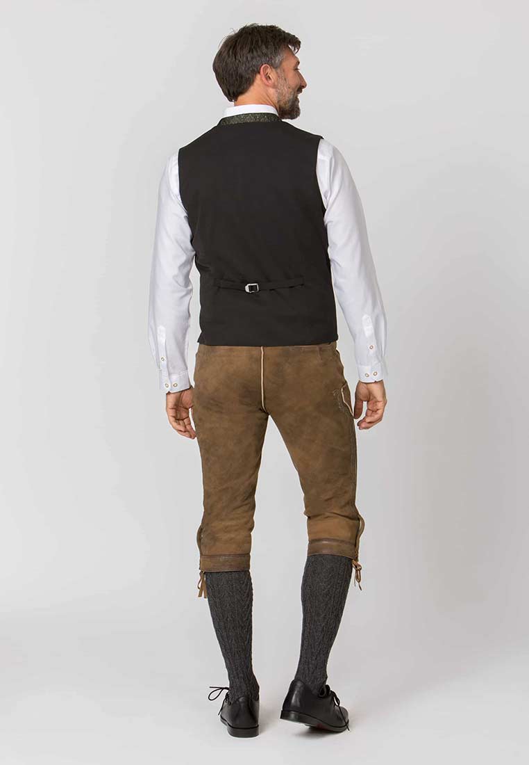 Stockerpoint Trachtenweste Morris olive, Rückansicht eines Mannes in schwarzer Weste mit verstellbarem Bund und brauner Lederhose.