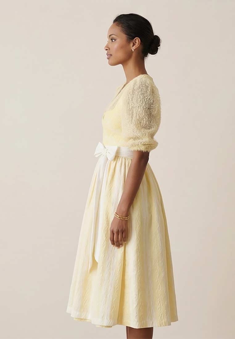 Madame Marie Dirndlbluse Kühbach gelb in gelb im Seitenprofil, mit kurzen Puffärmeln und Schärpe.