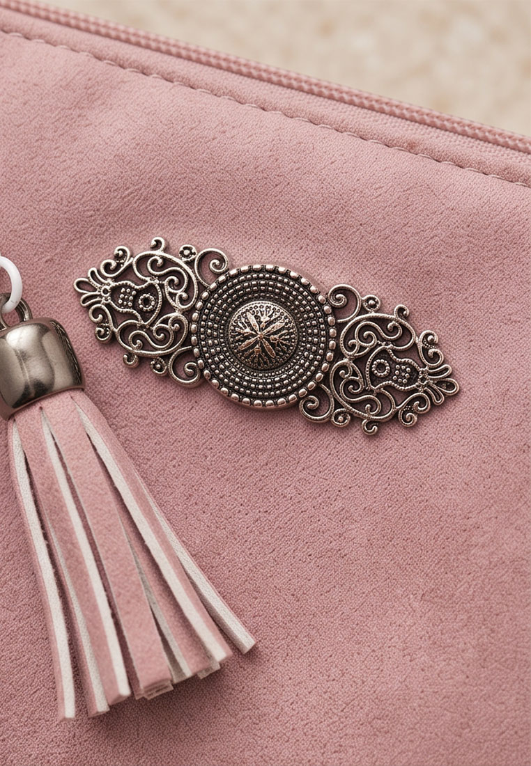 Taschenzauber Trachtentasche Marie rosa Frontansicht mit Zierband und Quaste, weich strukturiertes Material.