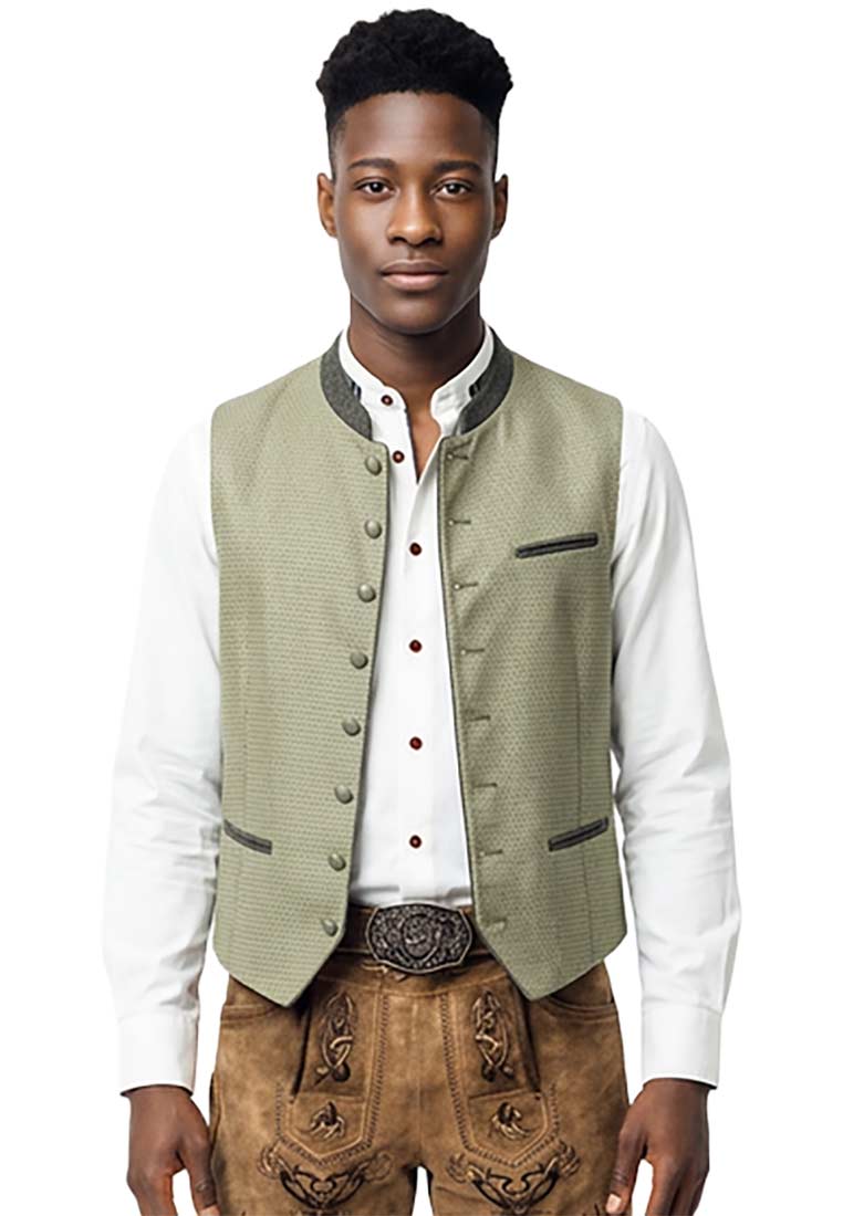 Maddox Trachtenweste Burg oliv in Frontansicht. Die Weste ist olivgrün und hat eine durchgehende Knopfleiste sowie aufgesetzte Taschen.