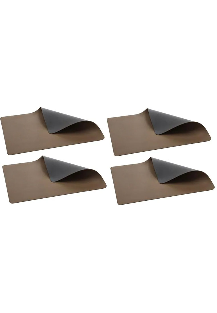 Vier Bitz Tischsets in Braun/Grau in Ansicht von oben, jeweils mit einer hochgeklappten Ecke, die die graue Unterseite freilegt.