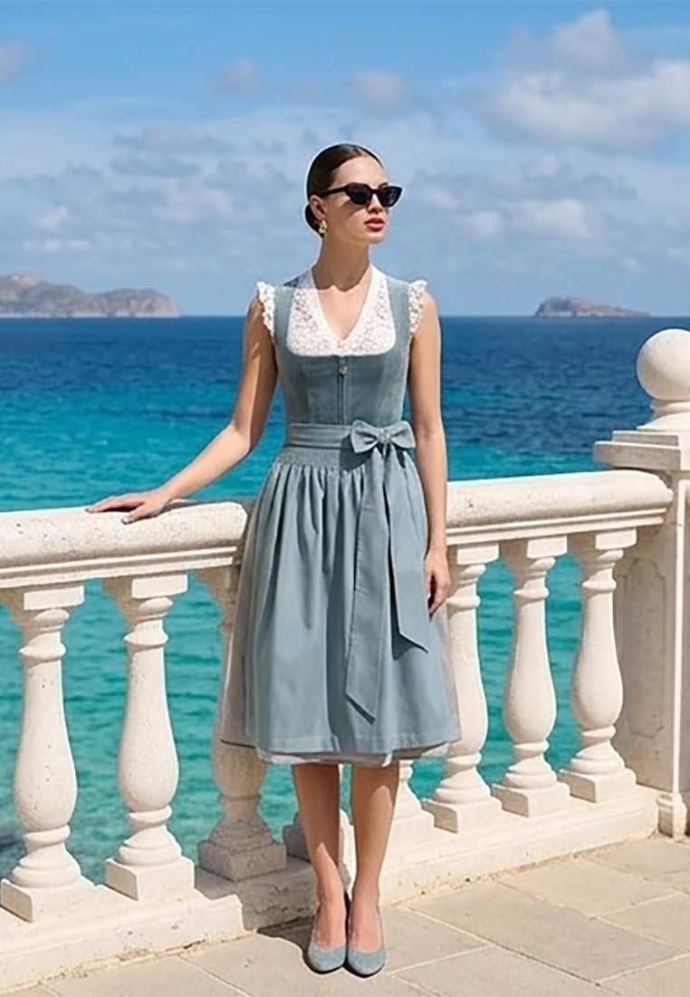 Krüger Dirndl Yalara blau 70cm in blauer Frontansicht mit weißem Spitzeneinsatz und Bindegürtel in der Taille.