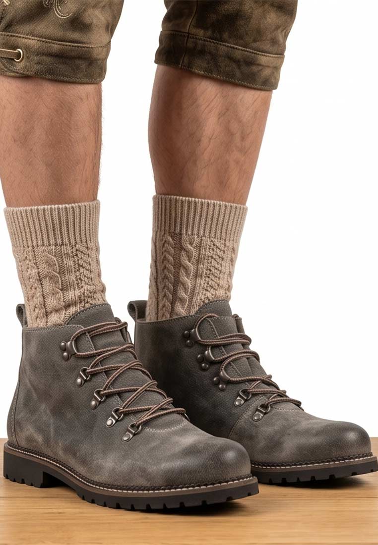 MeiSchua Trachtenboots Jake bajra braun Frontansicht mit Schnürung und Metallösen.