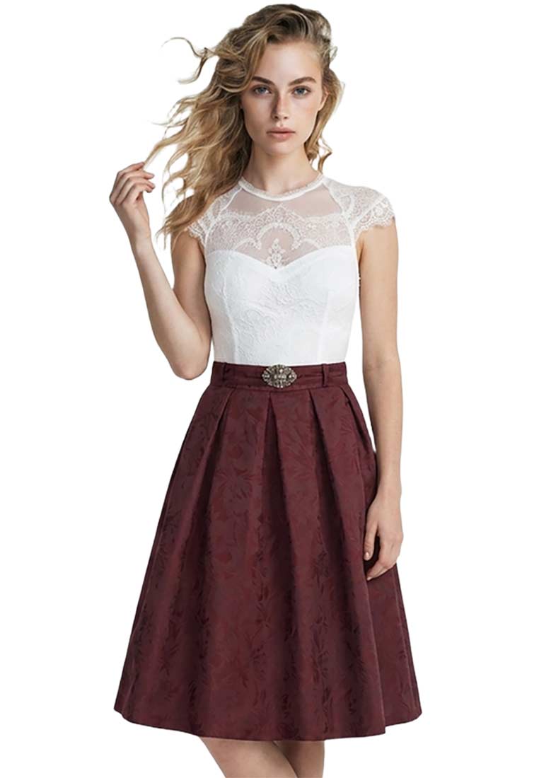 Marjo Trachtenrock Marquartstein, 70 cm, bordeaux, Frontansicht eines ausgestellten Rocks mit Falten und Jacquardmuster, mit passendem Bund und Dekorschnalle.