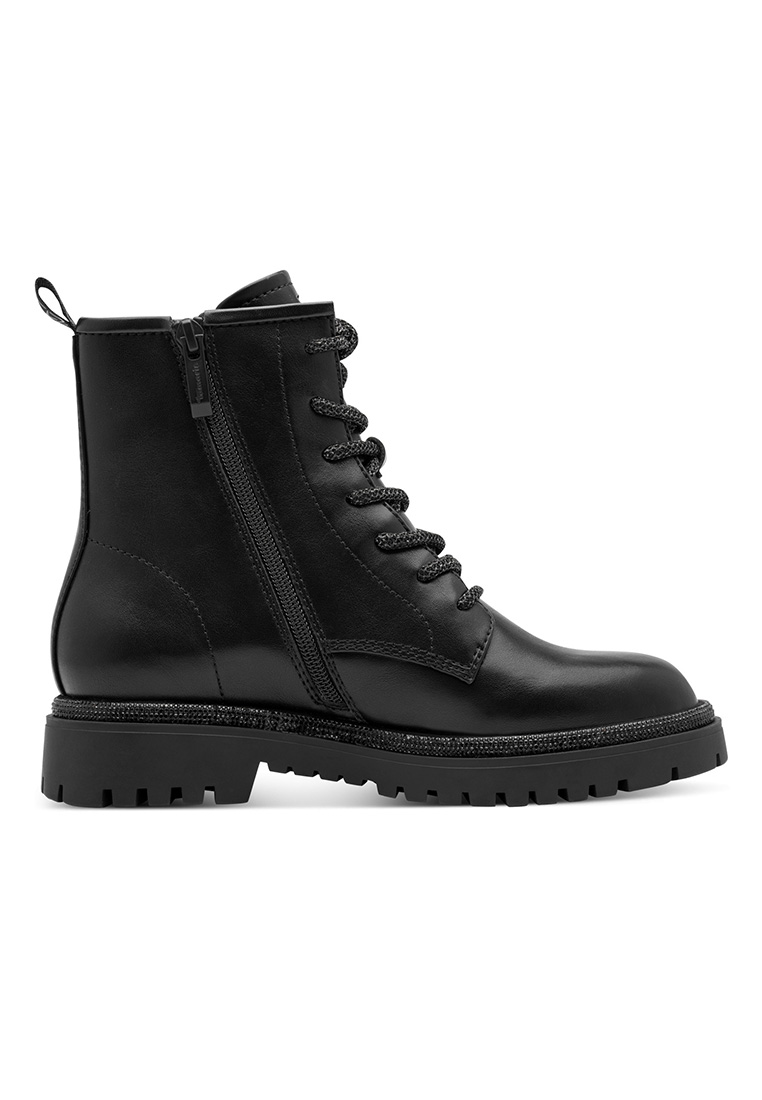Seitenansicht einer schwarzen Tamaris Stiefelette Black Glam mit seitlichem Reißverschluss und Schnürung, dickem Profil und funkelnder Bordüre am Sohlenrand.