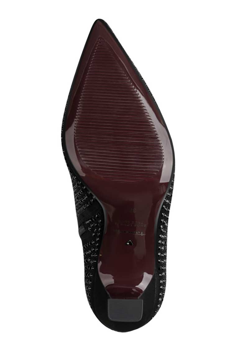 Tamaris Trachtenstiefel black glam, Rückansicht. Der Schuh ist schwarz und hat eine profilierte Sohle und einen Absatz.
