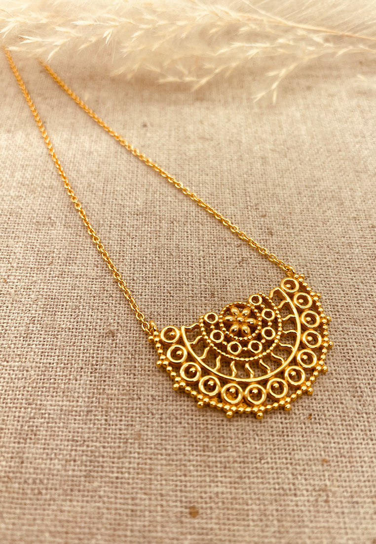 Goldkette mit halbrundem Amulett