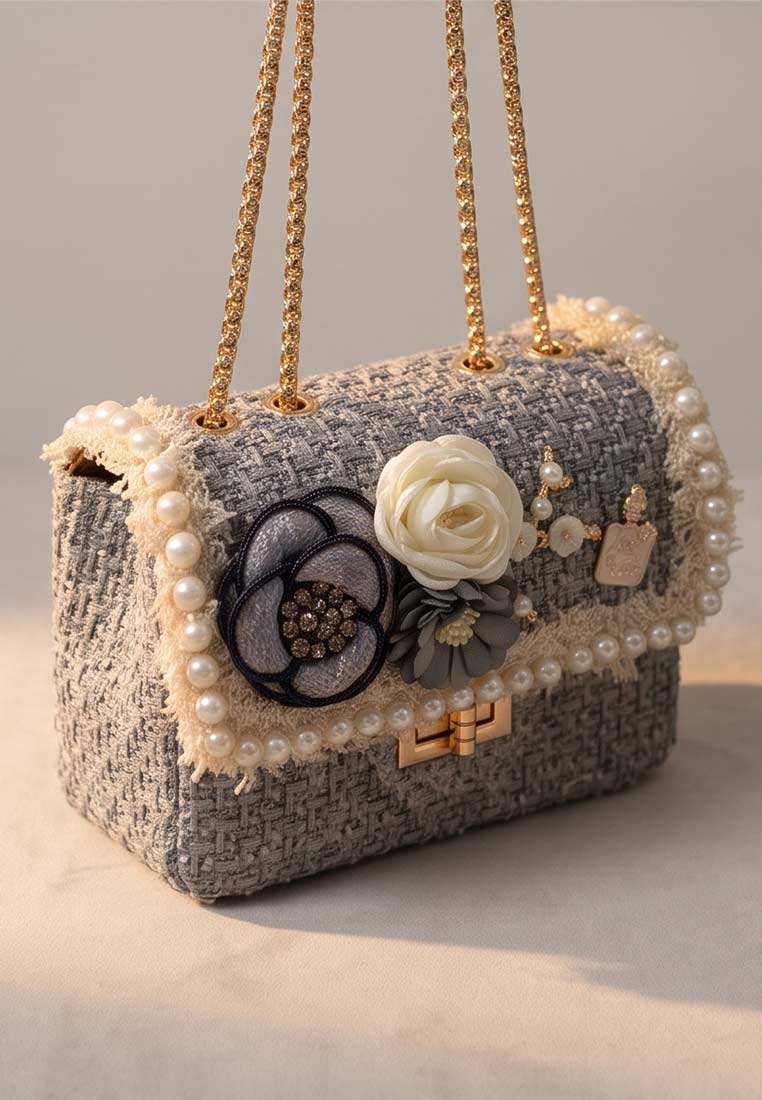 Schmuckzauber Tweed Trachtentasche Glamour graublau, Frontansicht einer stilvollen graublauen Tasche aus Tweed mit Perlenbesatz und Blumenapplikationen.