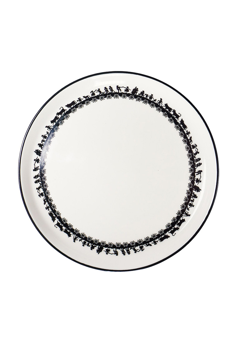 Trendform Keramik Teller SWISS TRADITION, Frontansicht, weiß mit schwarzer Randverzierung und detailreicher Ornamentik entlang des Randes.