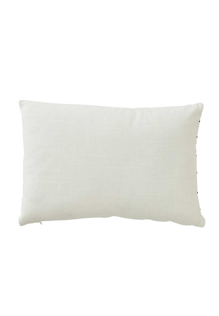 J-LINE Kissen Fisch weiss blau, Frontansicht eines rechteckigen, weißen Kissens mit dezentem Muster und einem Reißverschluss an der linken Seite.