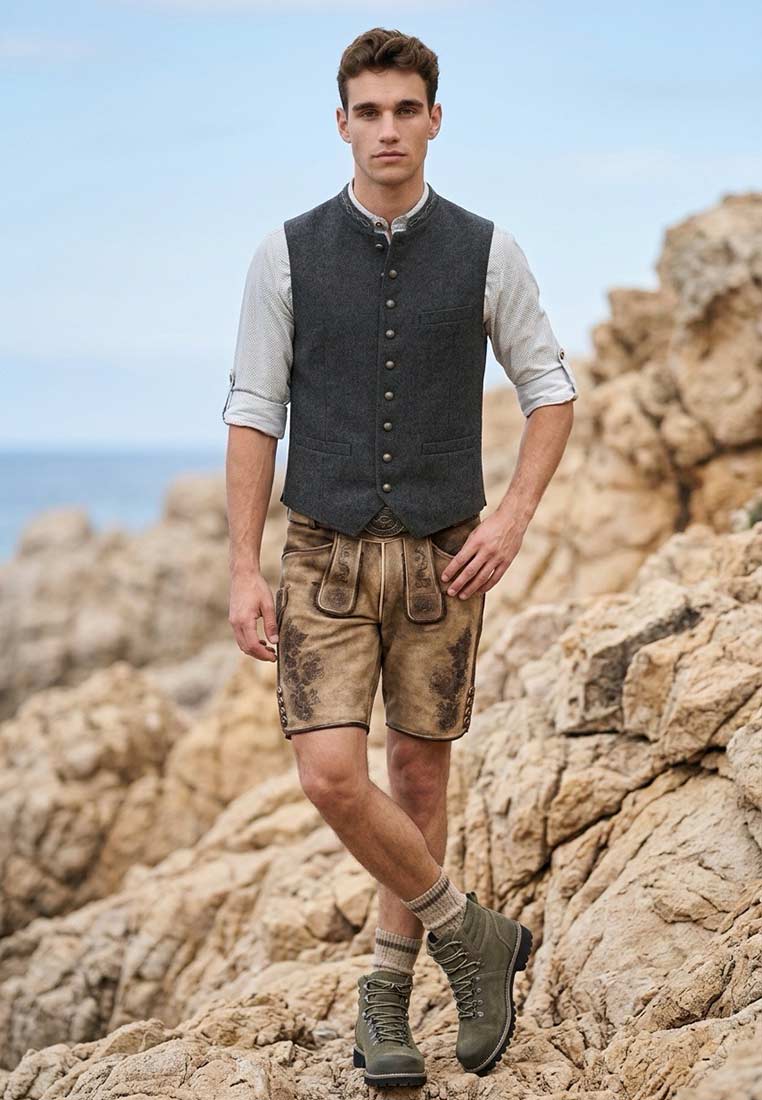 Stockerpoint Trachtenweste Devito grau Frontansicht. Eine graue Weste mit Knopfleiste und Stehkragen, passend zu traditioneller Tracht.