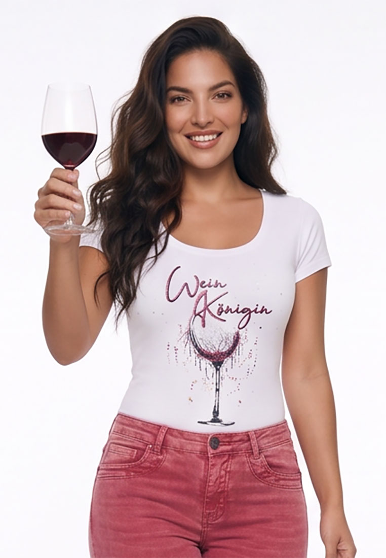 Hangowear Damenshirt Weinkönigin in Weiß, Frontansicht. Das Shirt hat einen Rundhalsausschnitt und ist mit einem Motiv bedruckt, das einen Weinglas und Schriftzug zeigt.
