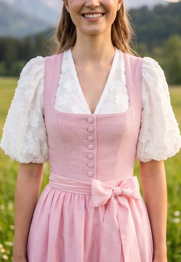Waldorff Dirndlbluse Amber weiss, Frontansicht einer Frau im Freien, mit Puffärmeln und Knopfleiste.