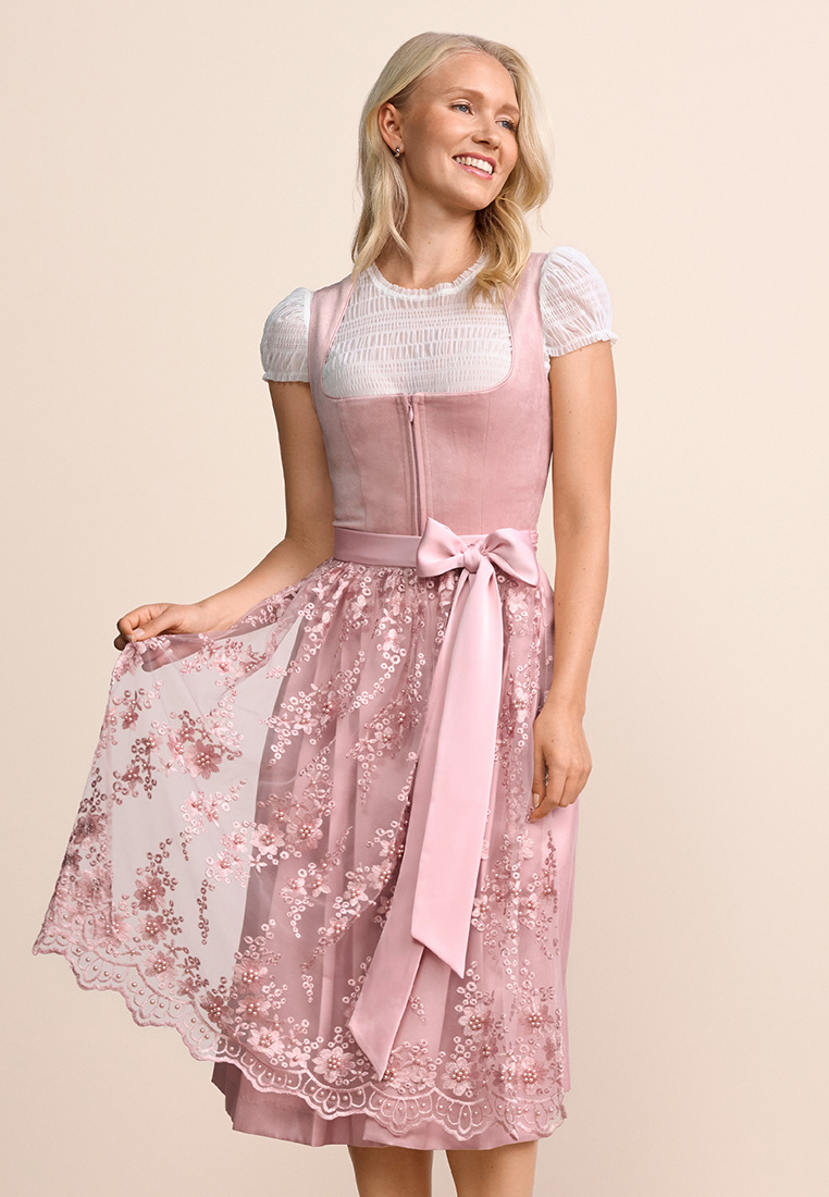 Krüger Dirndl Lovira rosa 60cm, Frontansicht. Ein stilvolles Dirndl mit schlichter Schnürung und eleganter Spitzenapplikation am Rocksaum.