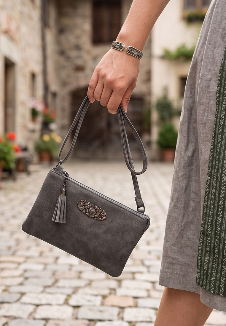 Taschenzauber Trachtentasche Marie dunkelgrau, Frontansicht der eleganten Tasche mit Reißverschluss und dekorativem Anhänger.