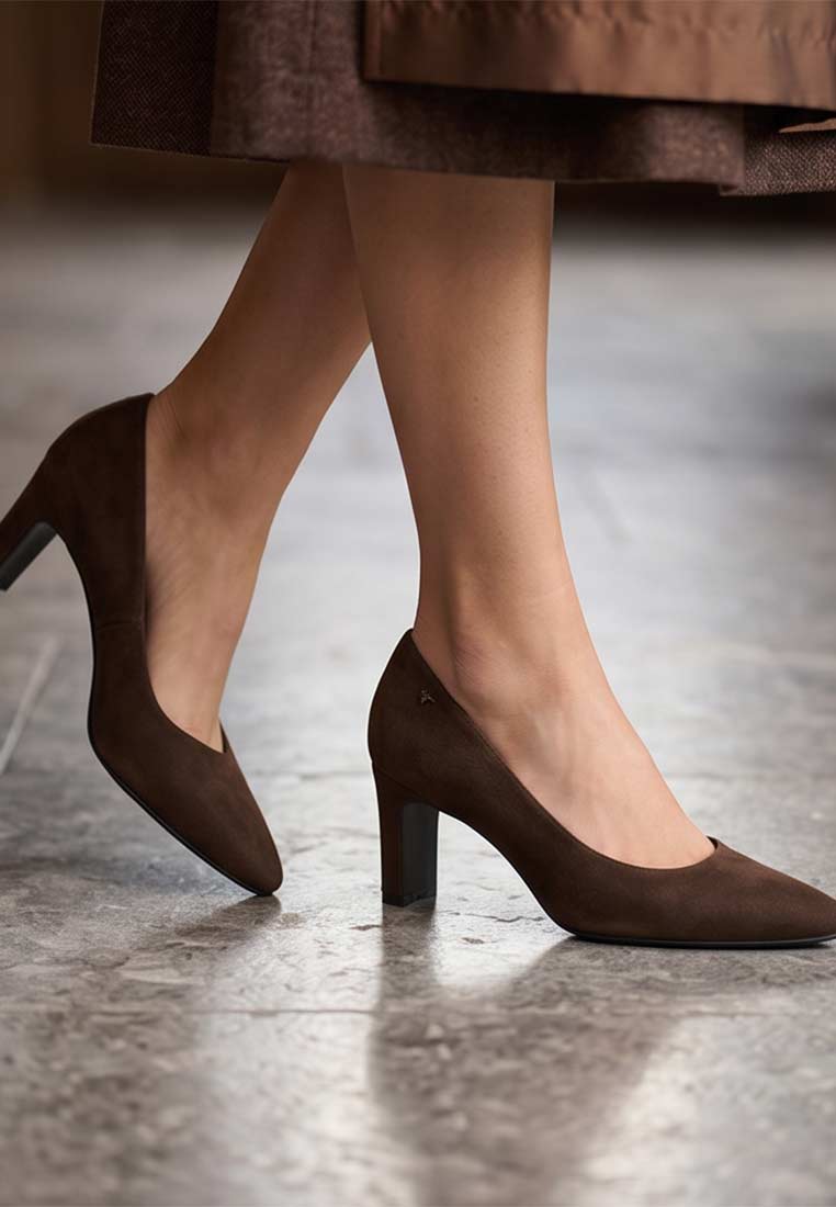 Tamaris Pumps Ava in Braun. Frontansicht, elegante Pumps aus Wildleder mit Blockabsatz und spitzer Kappe.
