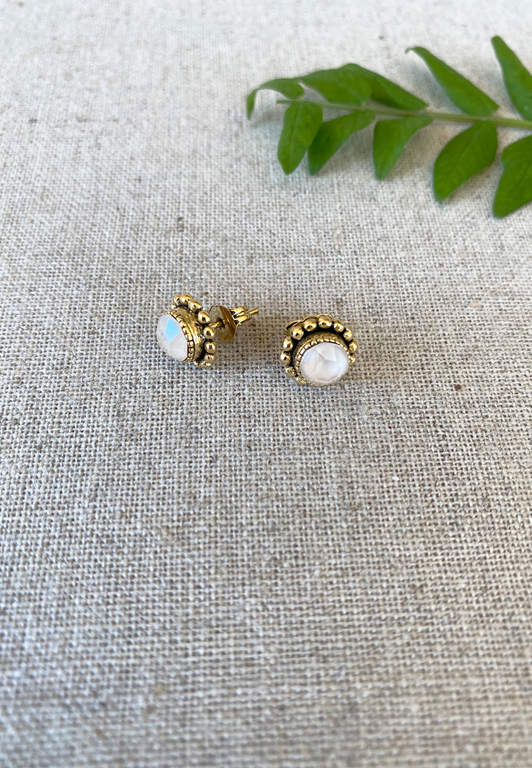 Ohrenstecker Nardus milchig weiss Ohrenstecker Nardus milchig weiss