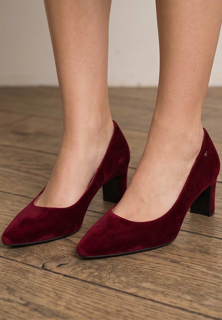 Tamaris Pumps Ava in Bordeaux, Vorderansicht von eleganten Pumps mit Blockabsatz und spitzer Kappe, gefertigt aus Veloursmaterial.