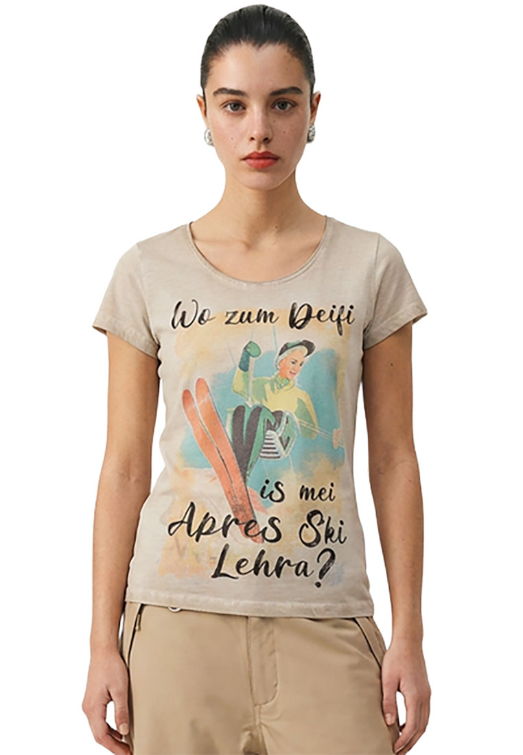 Hangowear Damenshirt Apres Ski in Hellbraun mit Frontansicht und einem Druckmotiv eines Skifahrers mit Skiern und Text.