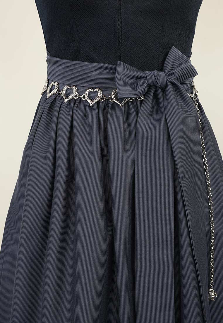 MarJo Trachten Dirndl Schürzenkette Minsing altsilber im Detail, vordere Ansicht mit altsilberner Kette und Herzanhängern.