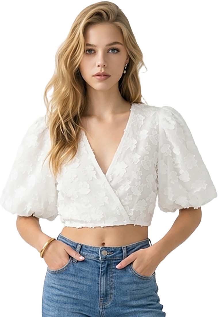 Waldorff Dirndlbluse Amber weiss, Frontansicht einer stilvollen Bluse mit Puffärmeln und V-Ausschnitt, mit Blumenmuster.