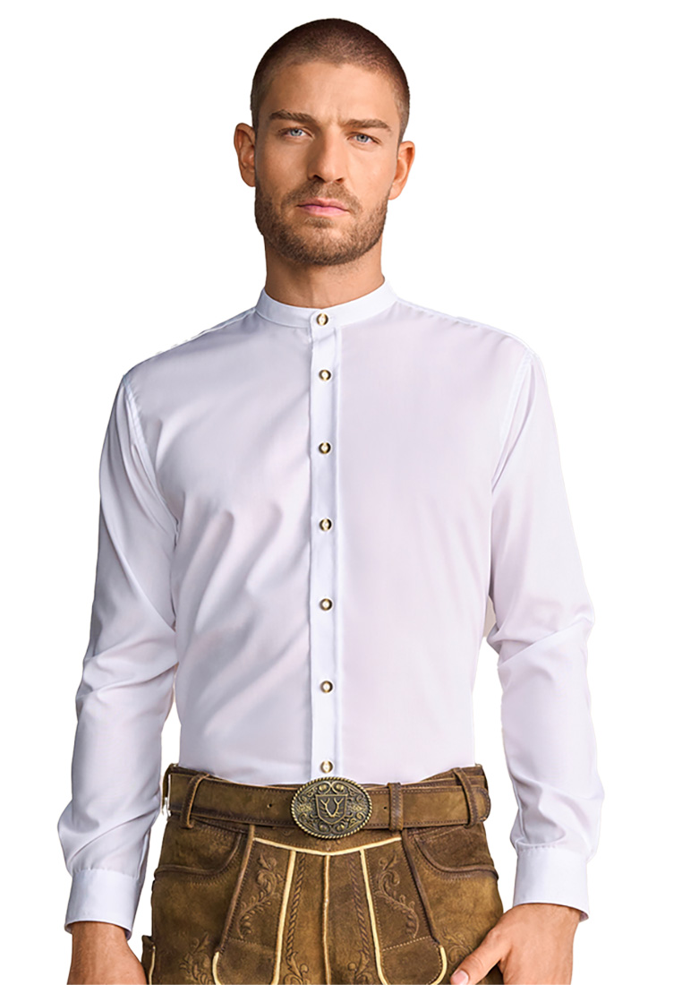 Krüger Trachtenhemd Niko weiss. Frontansicht eines Mannes in einem stilvollen weißen Trachtenhemd mit Stehkragen und goldfarbenen Knöpfen. Das Hemd ist gerade geschnitten.