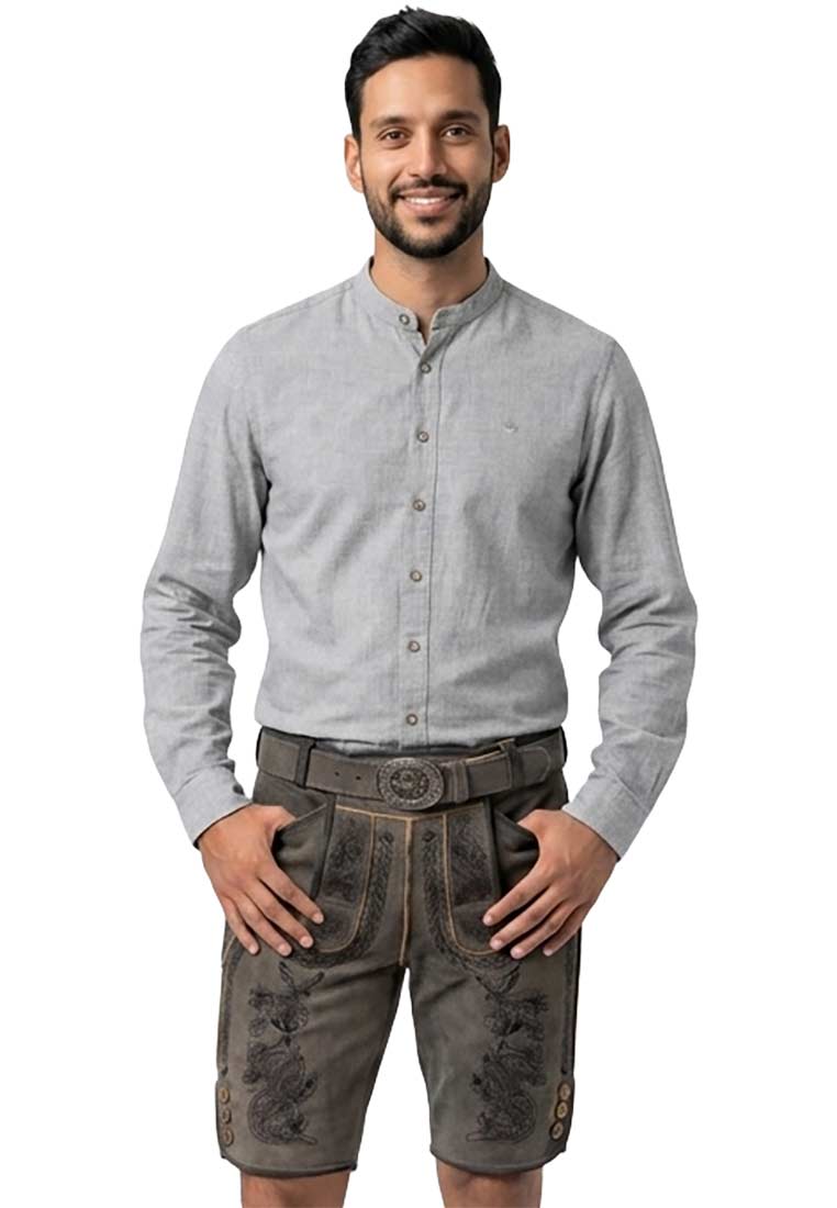 Maddox Lederhose Engelbert kohle in Braun, Frontansicht. Die Hose hat sichtbare Taschen und ist mit Stickereien verziert.