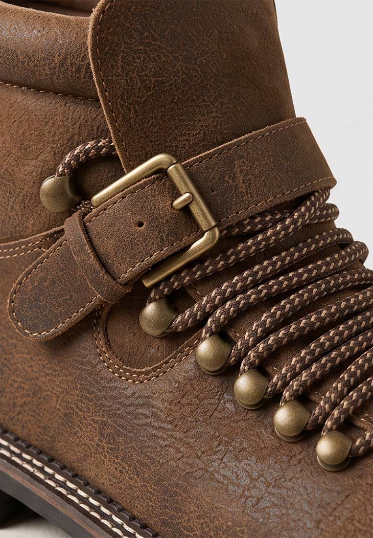 Stockerpoint Trachtenschuh Tiago hellbraun gespeckt, Detailansicht mit Schnürung und Dornschließe.