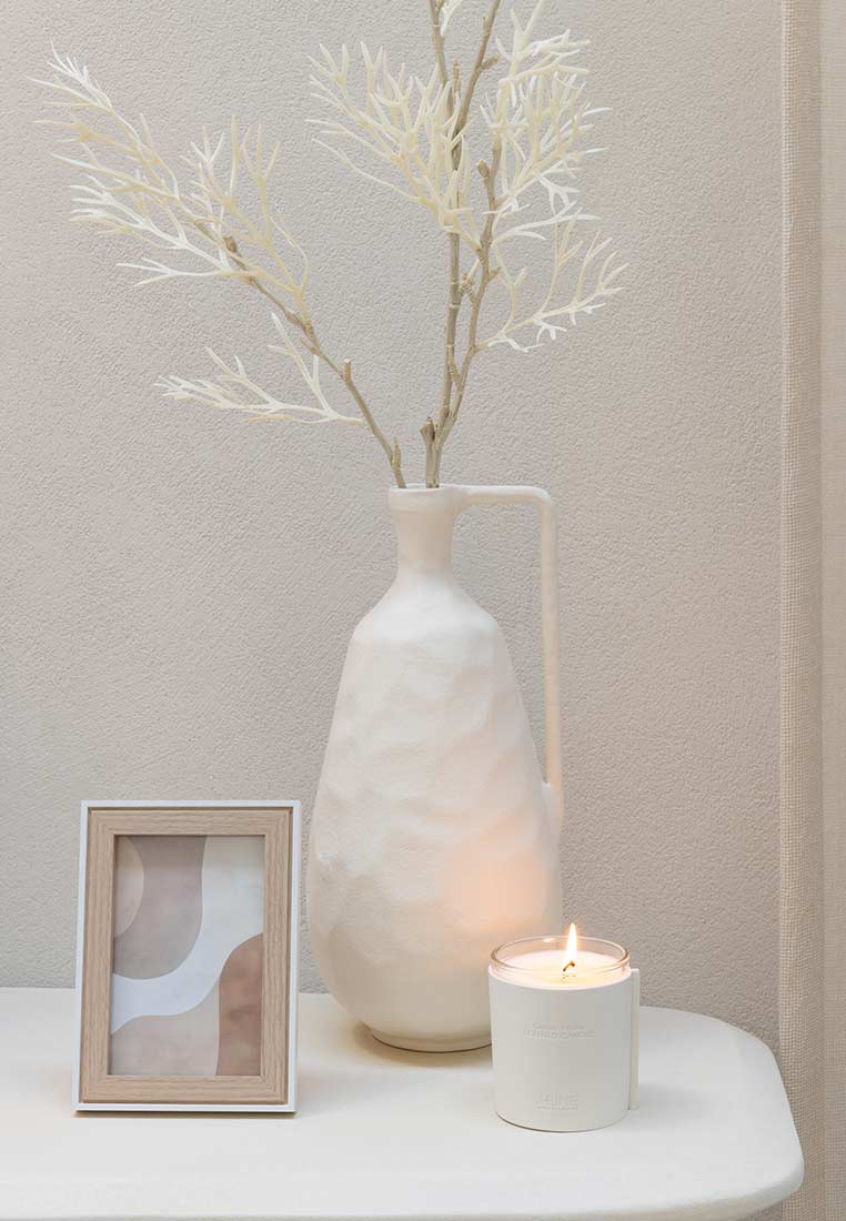 J-LINE Fotorahmen Naturell Small in weiß mit Holzrahmen. Frontansicht. Ein stilvolles Wohnaccessoire für Ihr Zuhause.