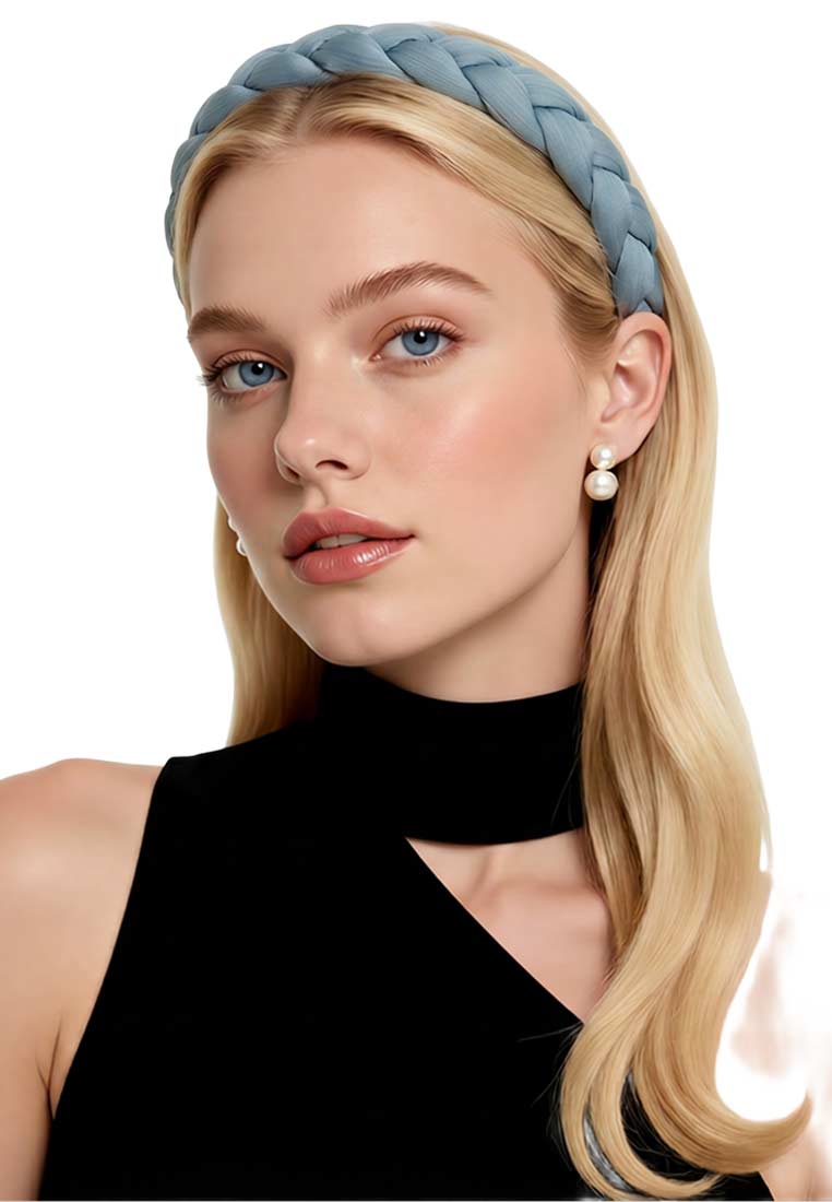 Schmuckzauber Zopfhaarreif hellblau breit im Profil getragen, mit einer geflochtenen Struktur und einem breiten Band.