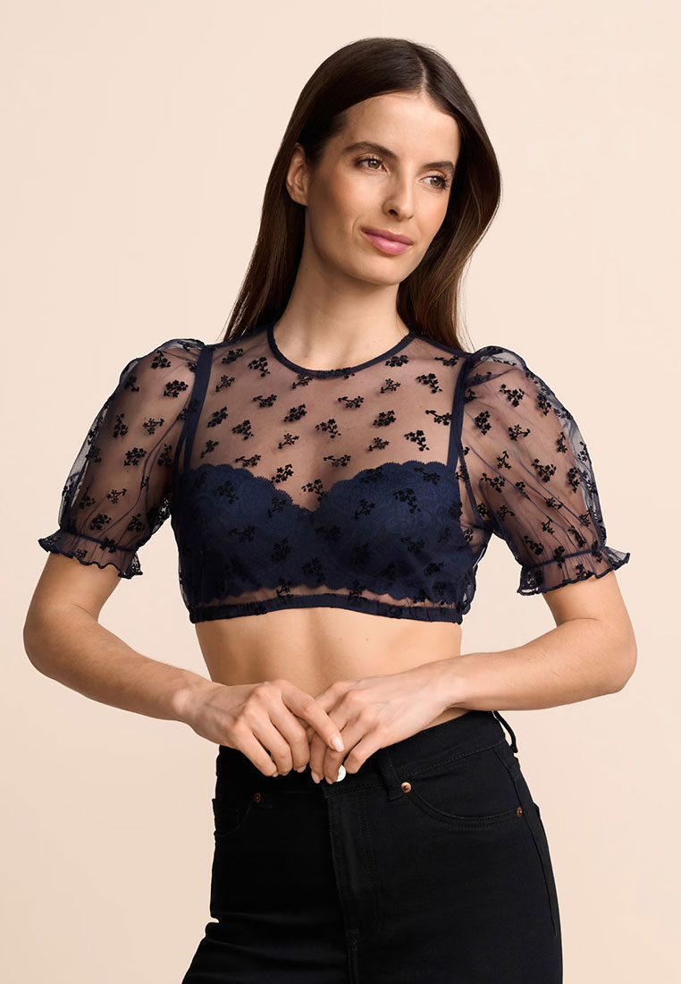 Krüger Dirndlbluse Henna marine, Frontansicht, marinefarbene Netzbluse mit schwarzen Blumenmuster und Puffärmeln.
