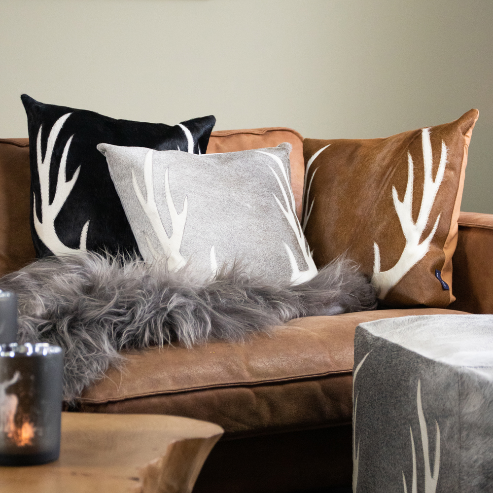 Mars&More Kissen Kuhfell grau mit Geweih 45x45cm, Vorderansicht, grau mit weißem Geweih-Muster, aus Kuhfell.