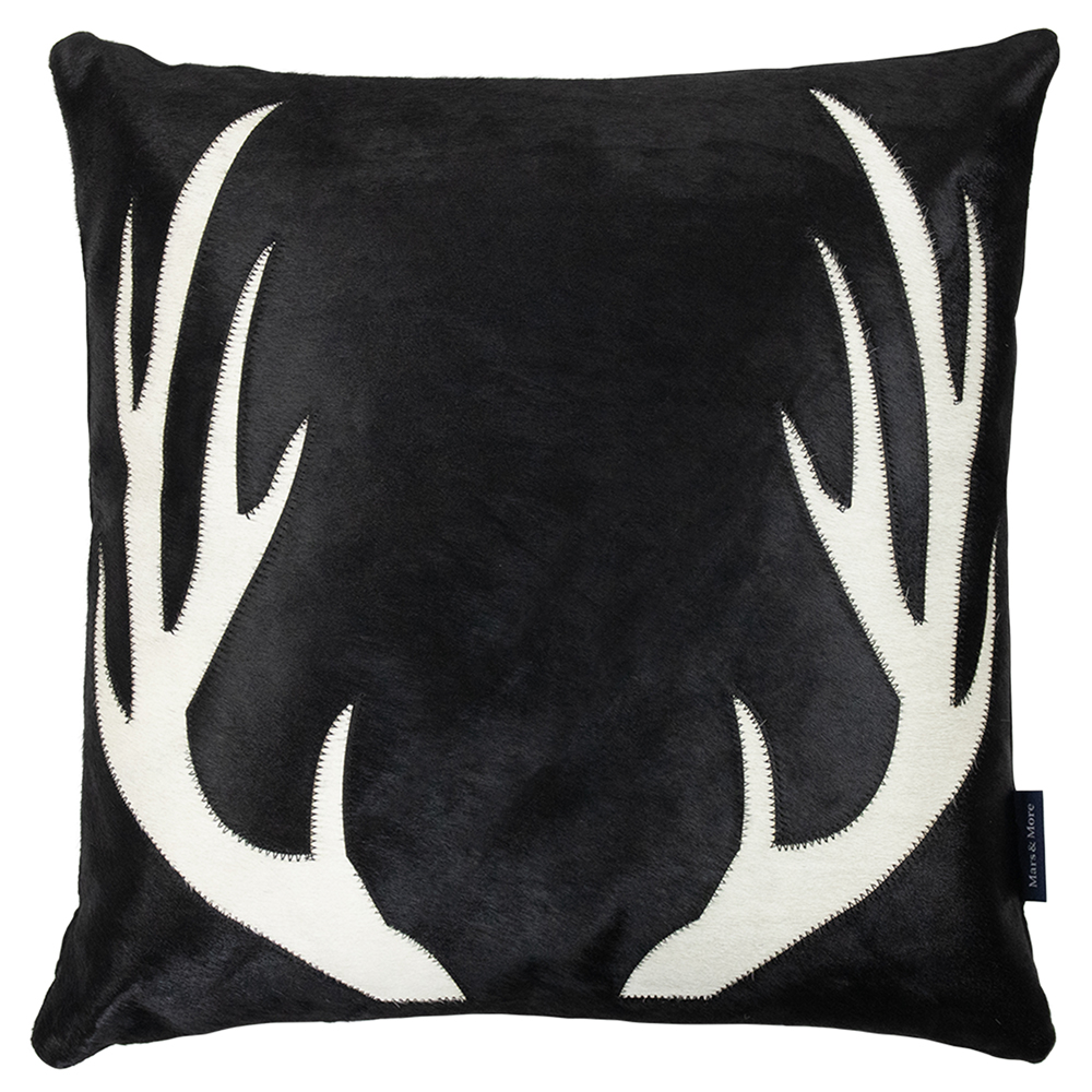 Mars&More Kissen Kuhfell schwarz mit Geweih 45x45cm in Frontansicht. Das schwarze Kuhfellkissen hat ein weißes Geweih-Motiv und sichtbare Nähte.