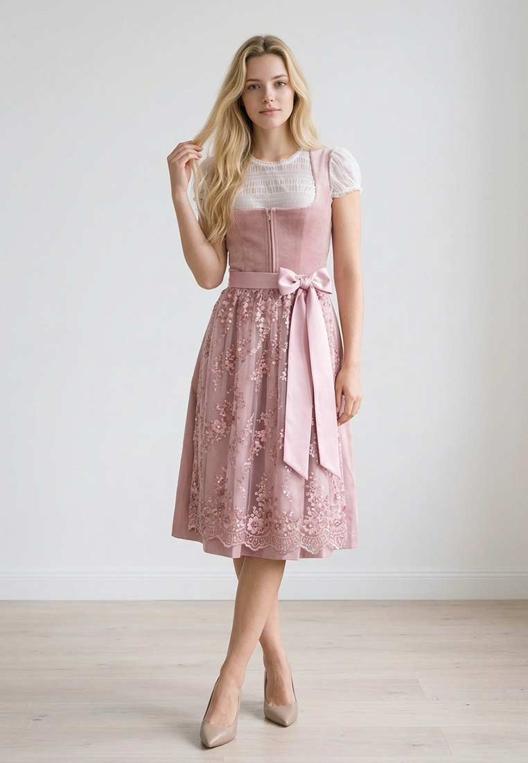Frontansicht des Krüger Dirndl Lovira in Rosa, 60cm Rocklänge, mit Reißverschluss und Satinband.