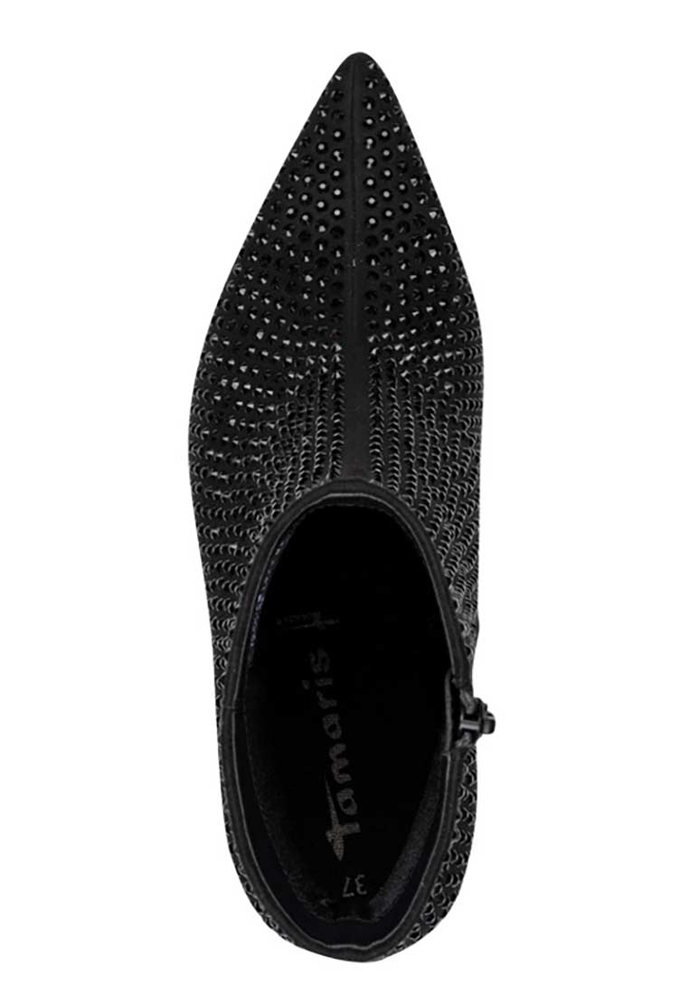 Tamaris Trachtenstiefel black glam in Schwarz. Die stylischen Stiefeletten sind aus einem Material mit Lochmuster gefertigt und zeigen eine elegante, spitze Form. Frontansicht.