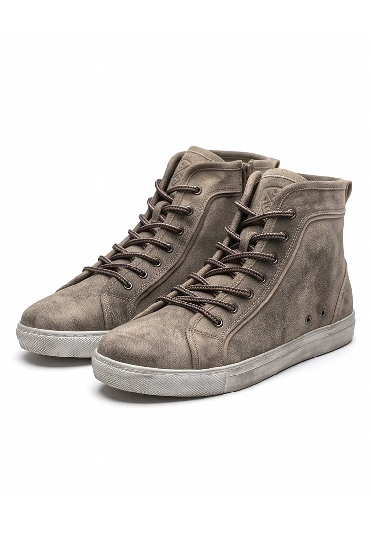MeiSchua sportlicher Trachtenschuh Mei bajra braun. Frontansicht eines Paares hochgeschnittener, geschnürter Schuhe in Braun mit sichtbaren Schnürsenkeln und Sohlen.