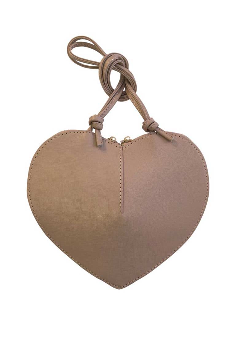 PAN Salzburg Trachtentasche Herzblatt taupe: Frontansicht einer stilvollen Trachtentasche in Herzform aus taupefarbenem Leder, mit einem geflochtenen Trageriemen und einem Reissverschluss.