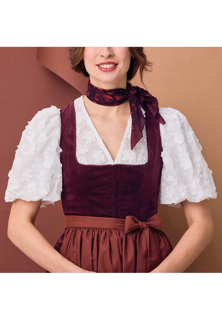 Waldorff Dirndlbluse Amber weiss in Frontansicht mit Puffärmeln und aufgesetzter Blumenapplikation.
