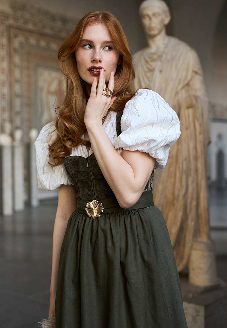 Madame Marie Dirndl Velirina Samt thymian 75 cm Frontansicht in Grün, mit kurzem Samtmieder und weitem Rock, Zierknopf am Bund.